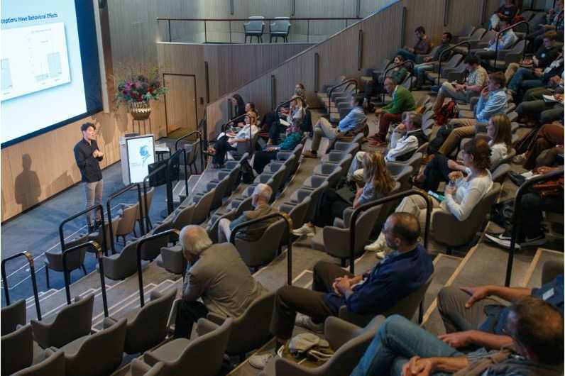 Två yngre forskare får anslag för internationella konferenser